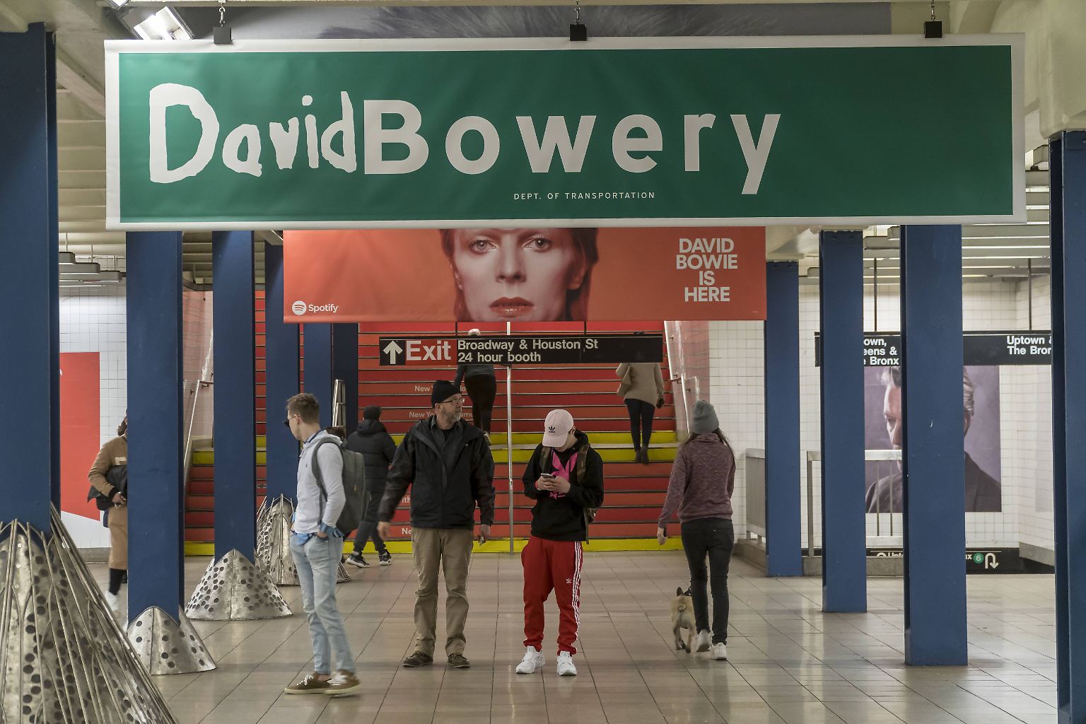 In New York ist eine U-Bahn-Station in eine Art Museum für David Bowie verwandelt worden.