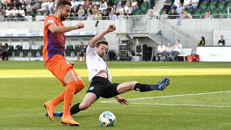 Lukas Hinterseer (l.) erzielte für den VfL sein 13. Saisontor.