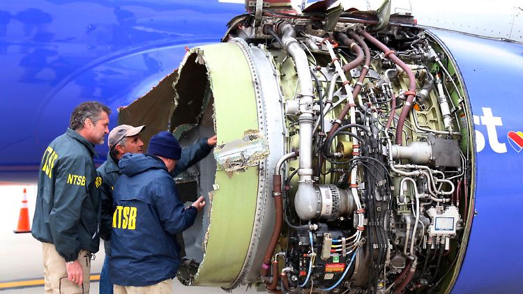 Knapp einer Katastrophe entgangen: Nach der Landung in Philadelphia werfen NTSB-Ermittler einen ersten Blick auf das zerstörte Triebwerk der Boeing 737 von Southwest Airlines.