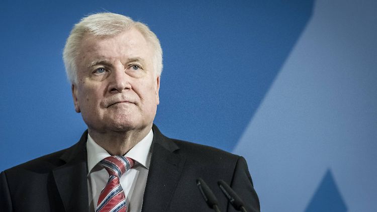 Laut einem Bericht plant Seehofer offenbar 40 Rückführungszentren.