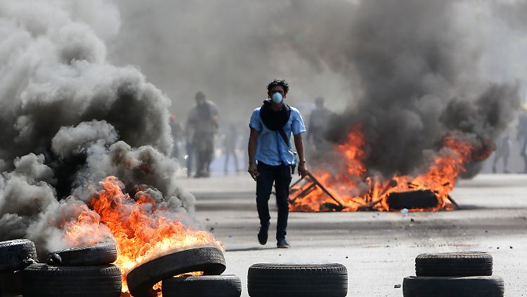 Die Demonstranten errichteten Barrikaden gegen die Polizei.