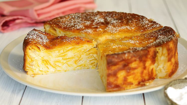 Rosmarin verleiht dem Marillenschichtkuchen einen außergewöhnlichen Geschmack. 