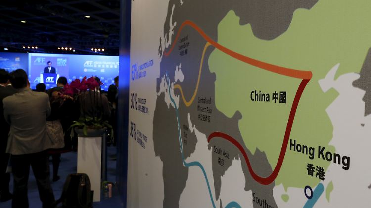 China kündigte 2013 an, die alte Seidenstraße neu zu beleben und damit die Wirtschaft ankurbeln zu wollen. Für umgerechnet 113 Milliarden Euro soll die Infrastruktur für neue Handelsrouten nach Europa, Asien und Afrika geschaffen werden.