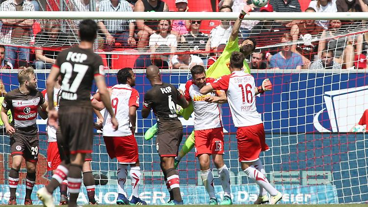 Der FC St. Pauli kassierte bei der Pleite in Regensburg zwei Rote Karten.