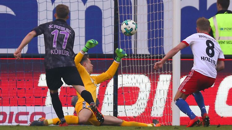 Lewis Holtby schoss den HSV zum Sieg gegen den SC Freiburg - und schenkte dem Bundesliga-Dino neue Hoffnung.