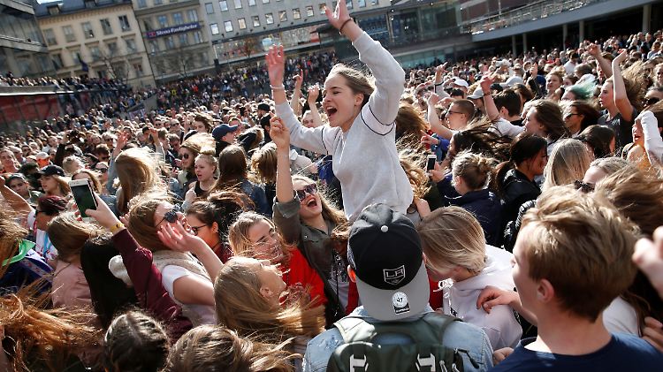 Fans gedenken Avicii, indem sie seine Musik feiern.