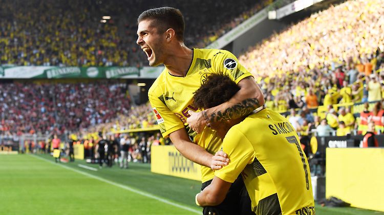 Christian Pulisic und Jadom Malik Sancho beim Torjubel.