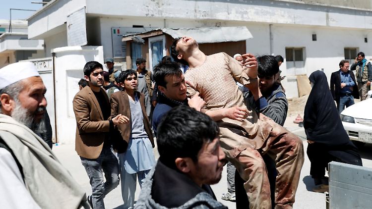 Angehörige der Anschlagsopfer trauern in Kabul.