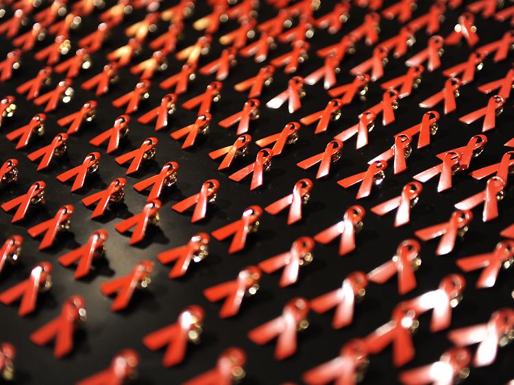 Die Rote Schleife ist das Symbol für die Solidarität mit HIV-positiven und Aids-kranken Menschen.