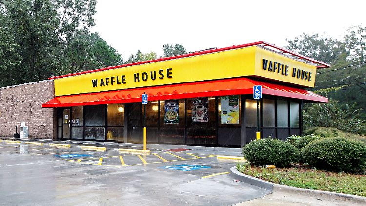 Der Schütze stürmte in ein Restaurant der Kette Waffle House.