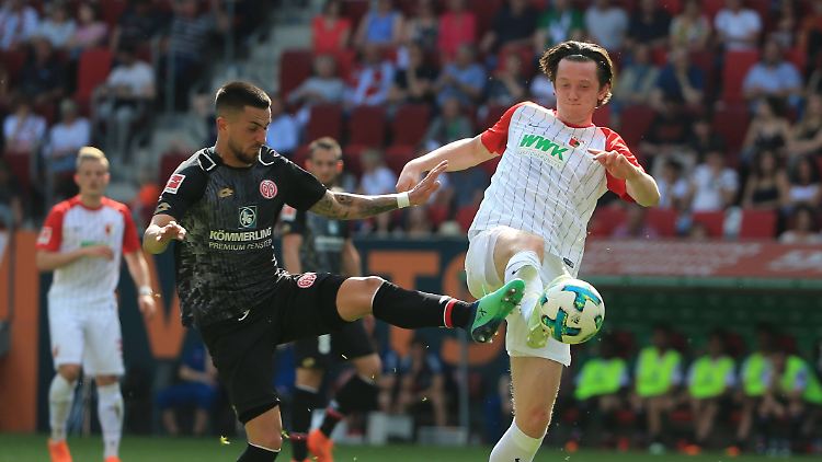 Michael Gregoritsch brachte Augsburg gegen schwache Mainzer in Führung.