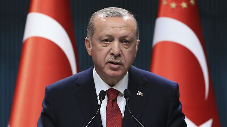 Erdogan: "Ich werde in einer Sporthalle mit einer Kapazität von 10.000 bis 11.000 Menschen - das Land werde ich jetzt nicht nennen - so Gott will, bei einer Versammlung einer internationalen Organisation sein und dort vor meinen türkischen Staatsbürgern sprechen."