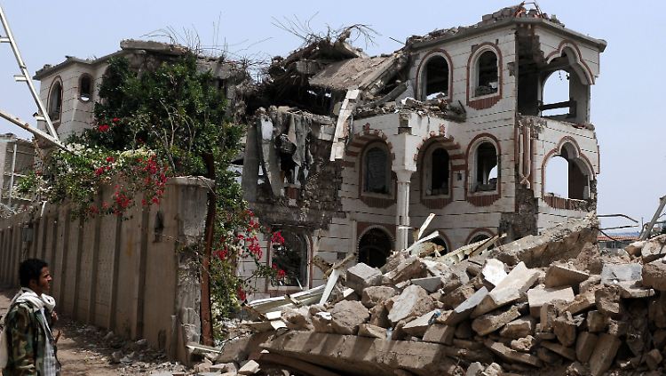 Die jemenitische Hauptstadt Sanaa nach einem Luftangriff im April.