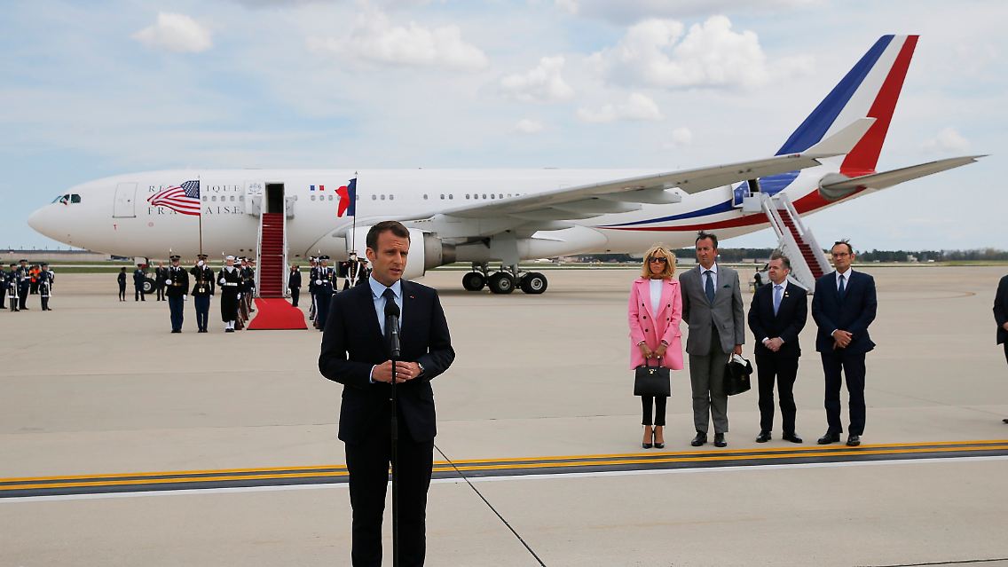Macron hielt gleich auf dem Rollfeld seine erste Ansprache.