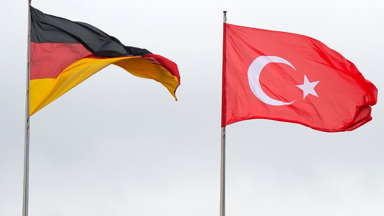 Beziehungen zwischen Deutschland und Türkei bessern sich nur langsam.