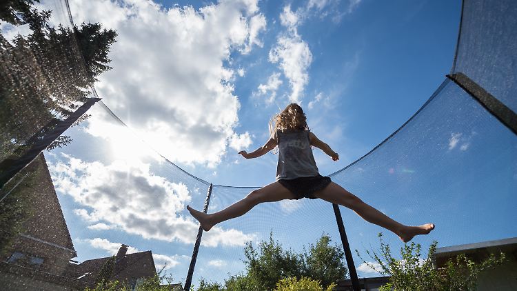 Manche Kinder können sehr lange auf einem Trampolin springen.