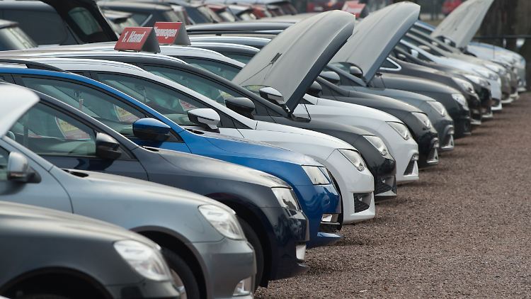 Die anhaltende Dieselkrise macht den Autohändlern in Deutschland immer mehr zu schaffen.