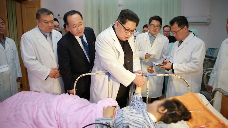Nordkoreas Machthaber Kim Jong Un am Krankenbett einer Überlebenden des Busunglücks.