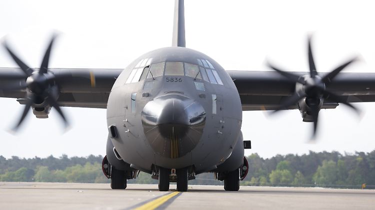 Drei Maschinen will Deutschland davon kaufen: Eine "Hercules" C-130J von Lockheed Martin in Berlin-Schönefeld.