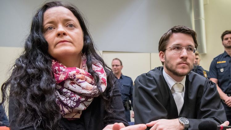 NSU-Terroristin Zschäpe und ihr Rechtsbeistand Grasel während des Prozesses im Jahr 2018.