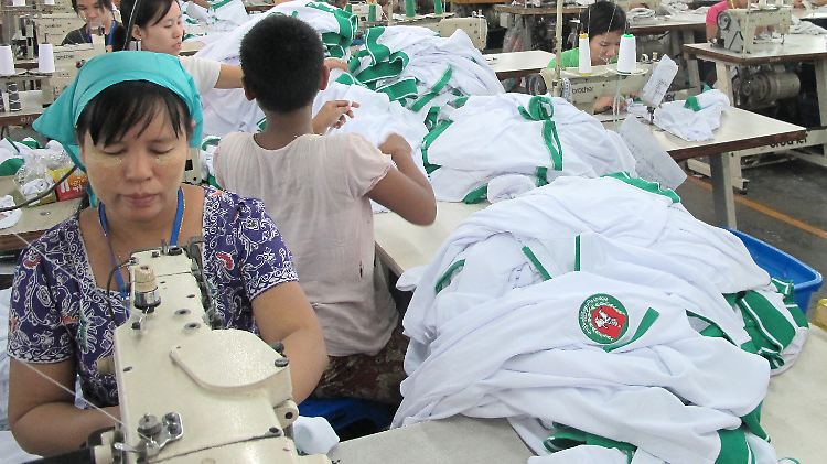 Näherinnen in einer Textilfabrik in Myanmar.