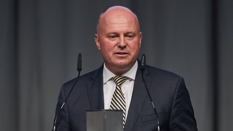 Hartmut Koschyk saß zwischen 1990 und 2017 für die CSU im Bundestag. Von 2009 bis 2013 war er Parlamentarischer Staatssekretär im Bundesfinanzministerium. Mit einer Unterbrechung ist er seit 1998 Vorsitzender der Deutsch-Koreanischen Parlamentariergruppe. Seit 2003 ist er Vorsitzender des Think-Tanks Deutsch-Koreanisches Forum.