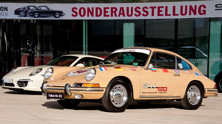Eines der ersten 911er Modelle neben einer aktuellen Ausgabe