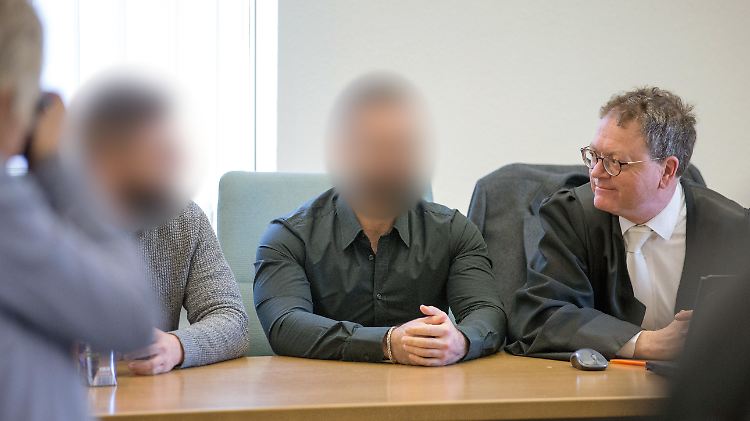 Der Verteidiger der Brüder (r.) kritisiert das Urteil und will in Berufung gehen.