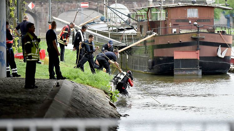 Rettungstaucher konnten den 16-Jährigen erst nach 30 Minuten finden - da war es für den Jugendlichen bereits zu spät.