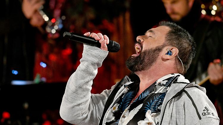 Mit viel Energie interpretiert Marian Gold das Machwerk von Revolverheld.