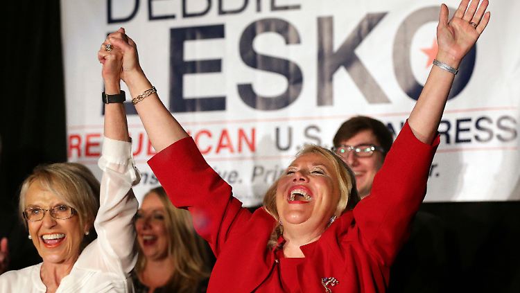 Die Republikaner-Kandidatin Debbie Lesko (r.) feierte ausgelassen ihren Wahlsieg.