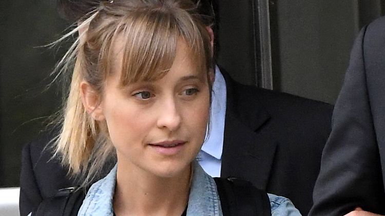 Vorerst auf freiem Fuß: Allison Mack am Dienstag beim Verlassen des Gerichtsgebäudes in New York.
