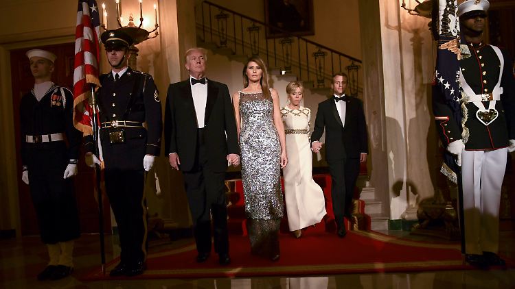 Am Abend strahlte Melania Trump - und hielt dann auch mehr oder weniger freiwillig Händchen.