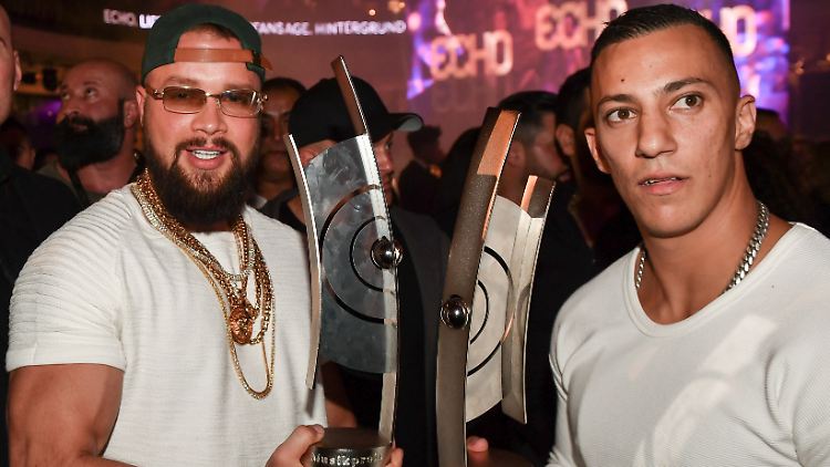 Sie haben die Debatte ins Rollen gebracht: Die Rapper Kollegah (links) und Farid Bang.