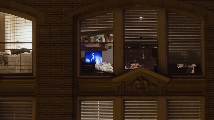 In "Windows" fragt Jason Allen Lee nach den Grenzen von Privatheit.