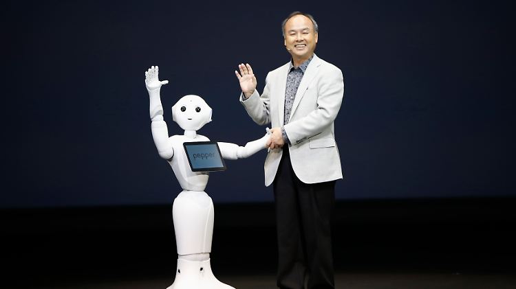 SoftBank-Chef Masayoshi Son mit einem der Computer seines Unternehmens bei einer Pressekonferenz.