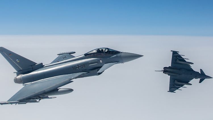 Zwei Eurofighter-Jets der deutschen Luftwaffen donnern über den Himmel.