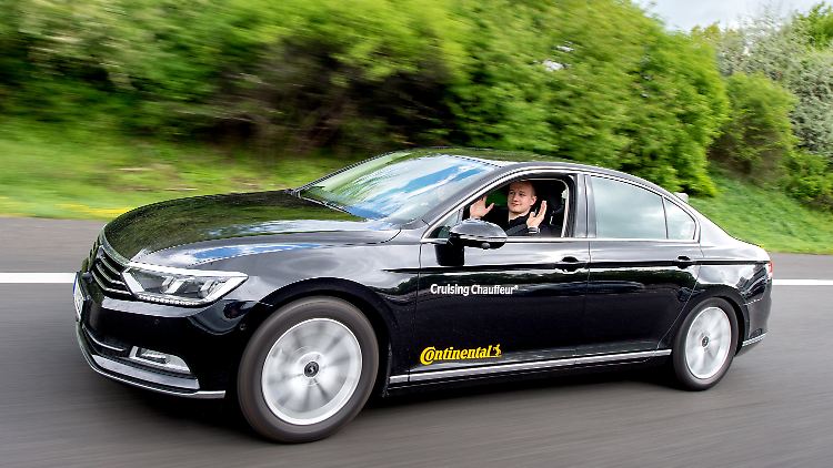 Testfahrer Dennis Scholl überwacht die Fahrten.