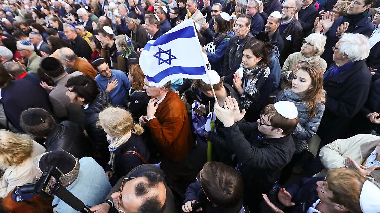 Laut Polizei protestierten rund 2500 Menschen in Berlin gegen Antisemitismus.