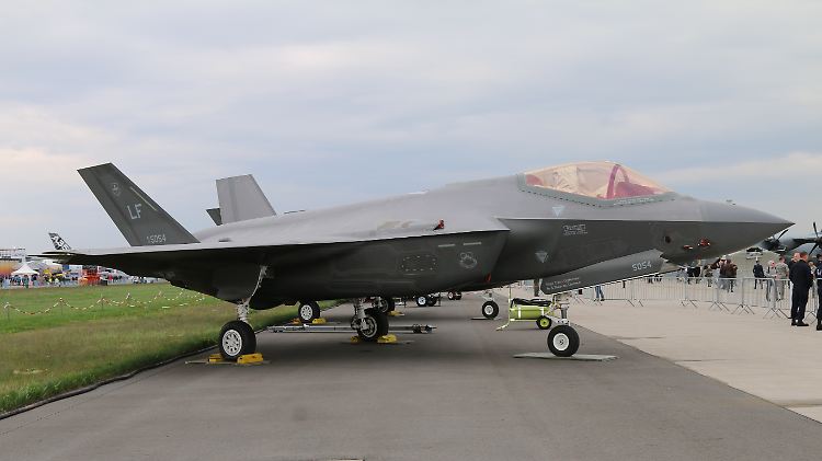 In Sichtweite des BER-Terminals gelandet: Eine der beiden F-35A auf der ILA in Berlin-Schönefeld.