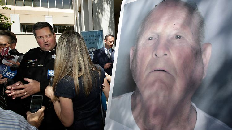 Sheriff Scott Jones (l.) vom Sacramento County spricht nach der Festnahme mit Reportern. Daneben steht ein große Bild von Joseph James DeAngelo, dem 72-jährigen Verdächtigen. 