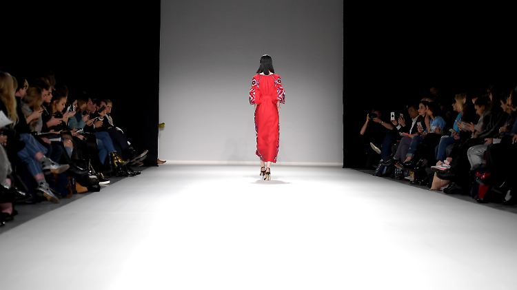 Unter dem Hashtag #whomademyclothes fragen junge Menschen auf Twitter, woher die Klamotten kommen, die von den großen Modeketten verkauft werden.