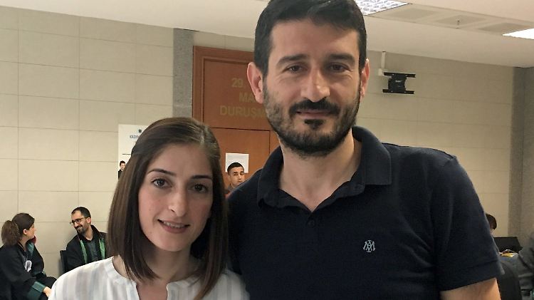 Mesale Tolu und ihr Ehemann Suat Corlu in dem Gericht in Istanbul.