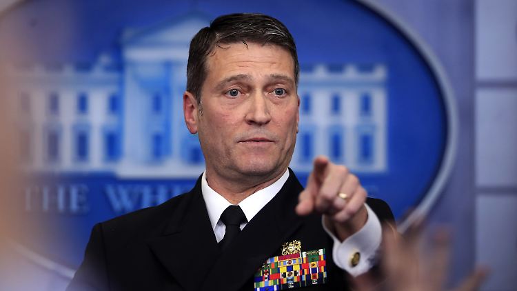 Ronny Jackson soll auch während der Arbeit gerne mal zur Flasche gegriffen haben. Er selbst bestreitet das.