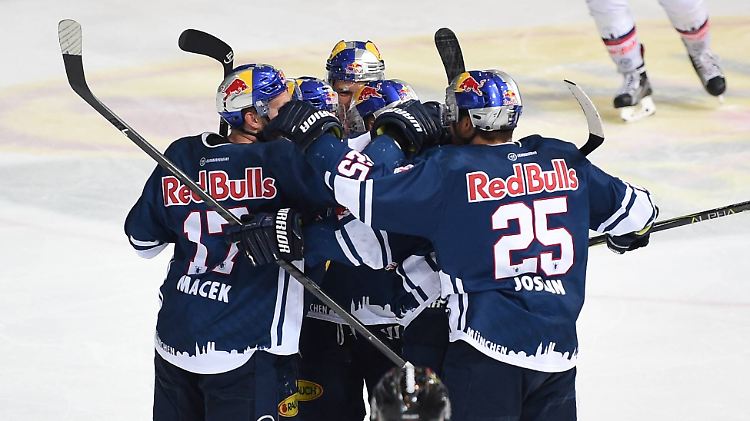 Die Münchner bejubeln das Tor zum 5:1 durch Steve Pinizzotto. Am Ende feiert der EHC den Titel-Hattrick.