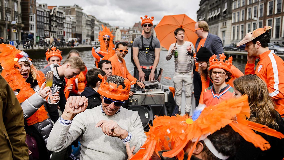 Auf einer der Grachten in Amsterdam feiert sich so ein Tag zu Ehren des Königs doch immer noch am besten.