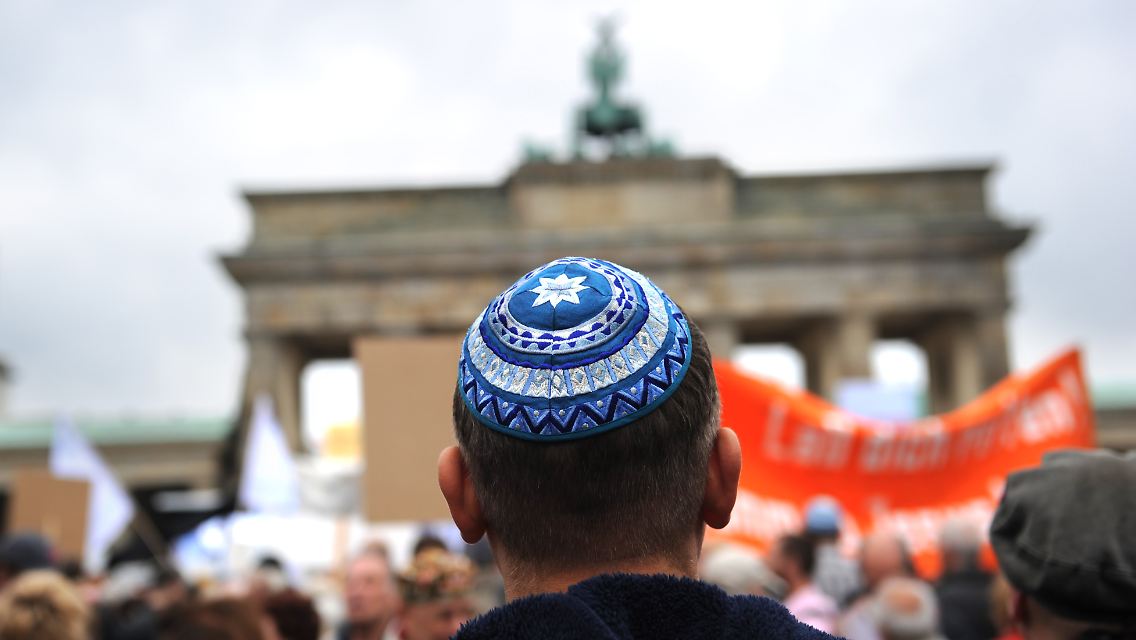 Der Zentralrat der Juden hat jüngst davor gewarnt, auf den Straßen von Großstädten eine Kippa zu tragen, sofern man allein unterwegs ist.