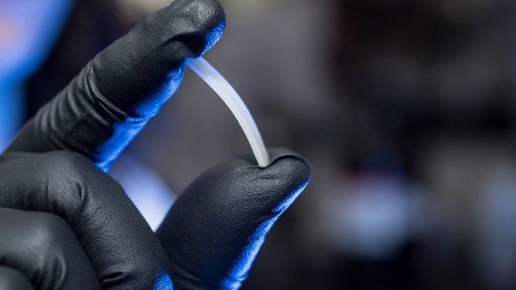 Das Team um Eugene Chen von der Colorado State University hat ein komplett recycelbares Polymer entwickelt.