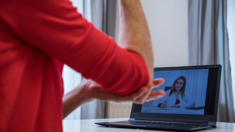 Damit der Arzt eine Diagnose stellen kann, ist nicht mehr überall ein Besuch der Praxis notwendig. Manches lässt sich auch per Telemedizin erledigen. 