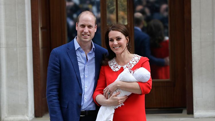 Prinz William und Herzogin Kate stellen den kleinen Prinzen nach der Geburt der Öffentlichkeit vor.